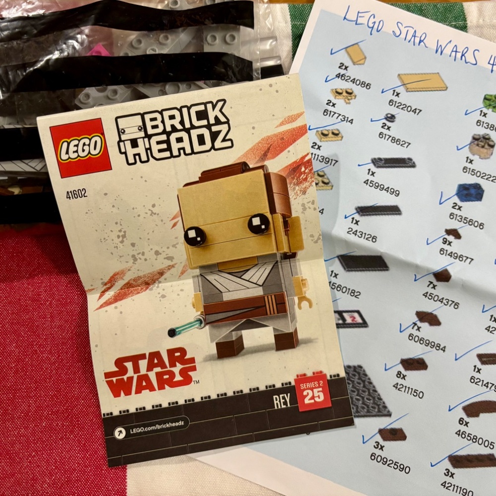 Pre-built LEGO STAR WARS BRICK'H'EADZ "Rey" 41602 with manual